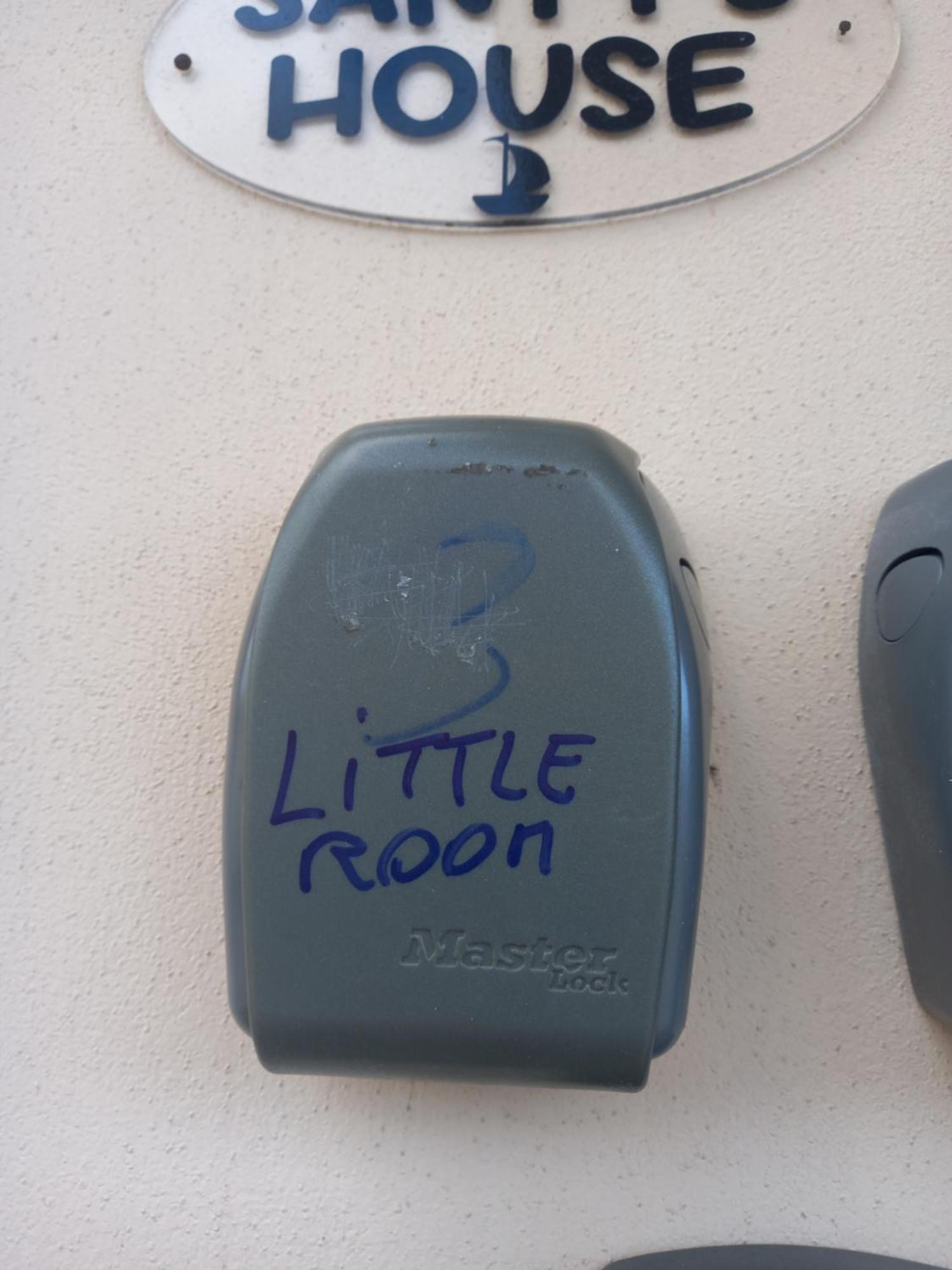 A Santy'S Rooms-Bagnocondiviso Sharedboth Room2Piano-No Lift-3Chilom A Piedi Xaeroporto-A Pagamento Shuttle Air Condizextra Bed Extrabed For A Fee-3 Minuti Bus Xfieradiroma-10 Minutes Stop Bus To Rome In50 Minutes Trafficpermitting Are You To Rome Fiumicino Habitación foto